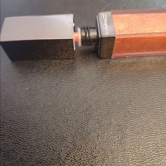 MAC couture gloss PRESTIGIOUS - Picture 2 of 4